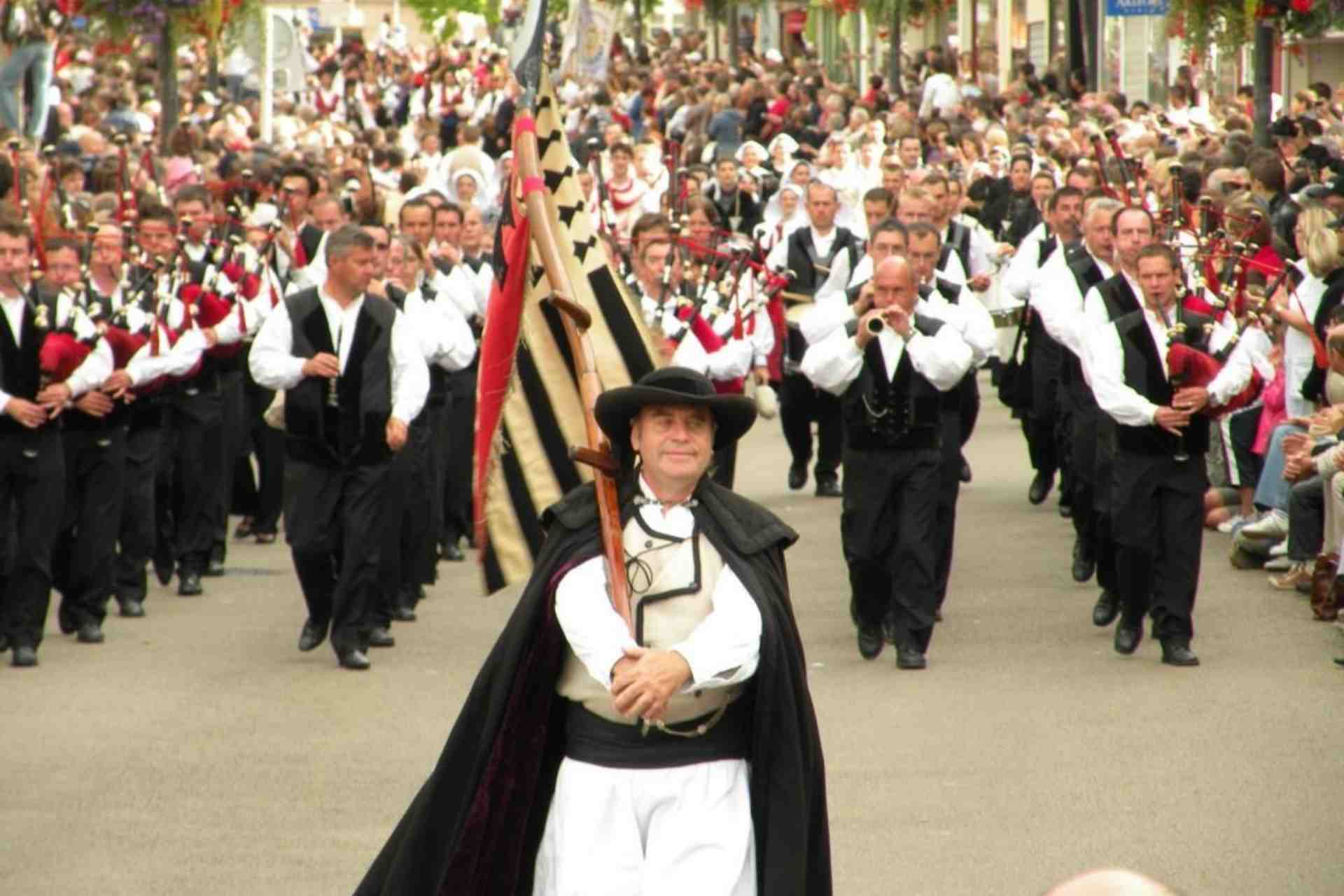 Défilé breton traditionnel à Clohars Carnoët 