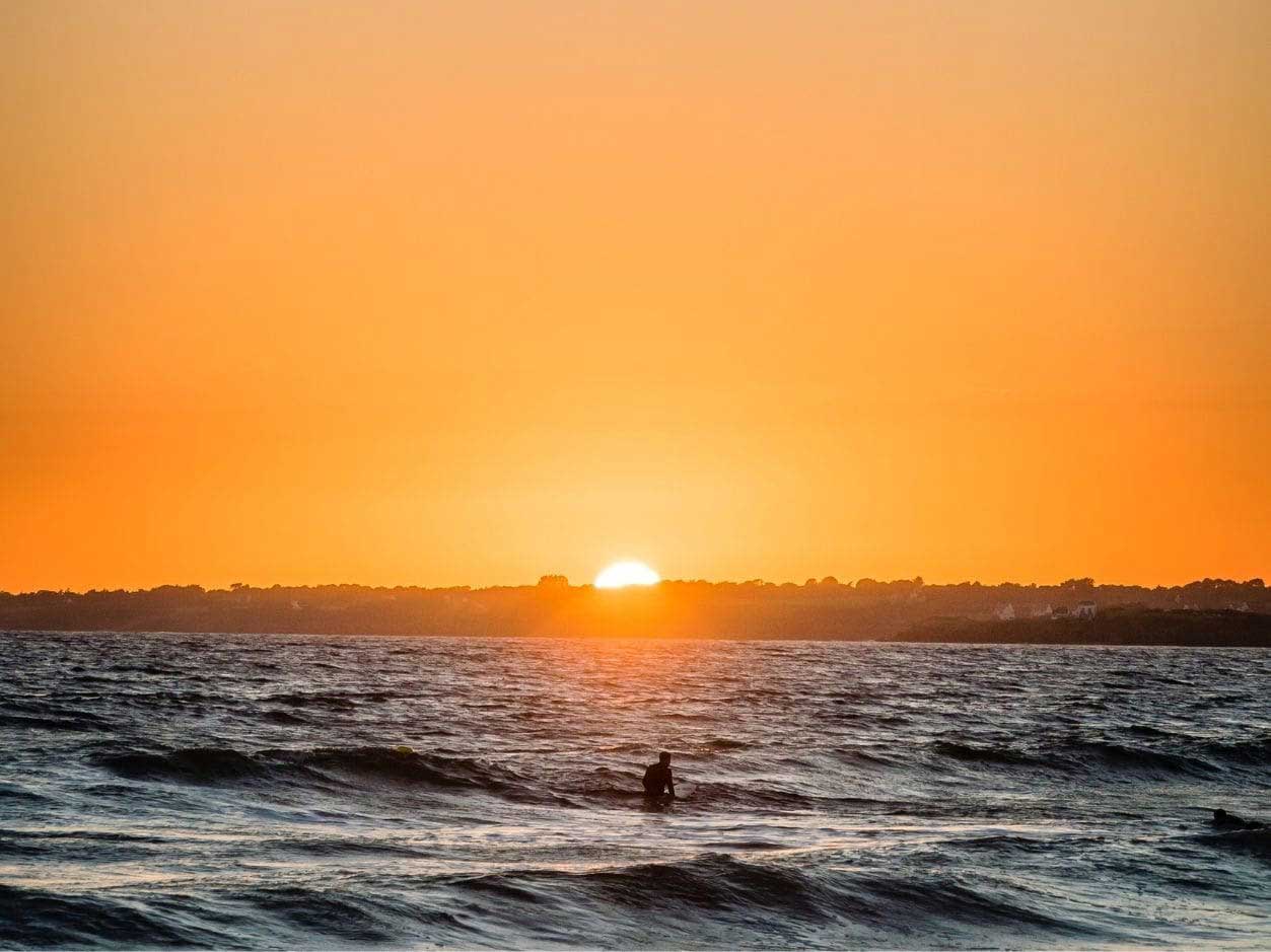 coucher de soleil a guidel avec surfer min