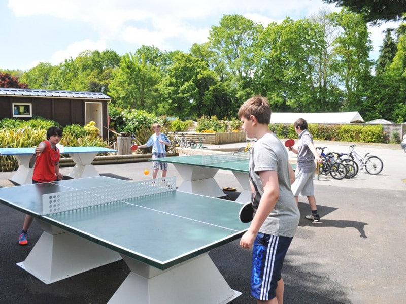 enfants jouant au tennis de table au camping du Quinquis à Clohars Carnoet
