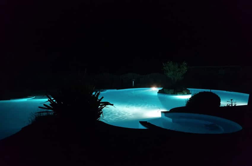 piscine by night